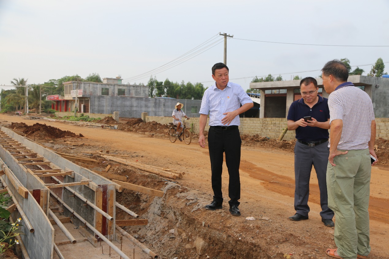公司党委书记,董事长黄兴海带队赴临高县现场督导农村公路六大工程
